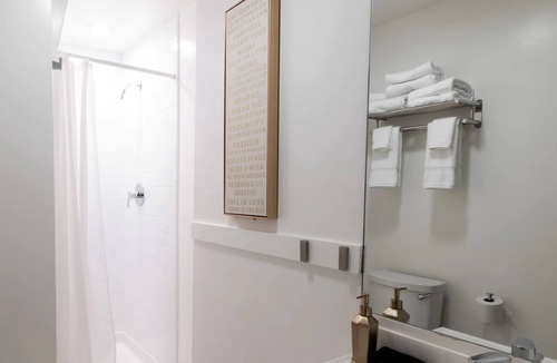 Lower Haight House | The Metro: Charming Twin Bedroom Perfect for Couple Stay, Near Golden Gate Park