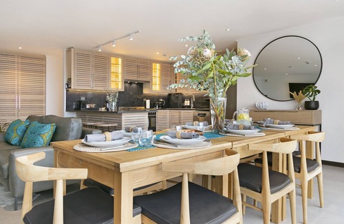 Three Anchor Bay Apartment | The Murex 4-Bedroom Serviced Apartment