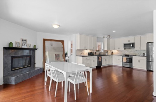 Bayview House | The Nook! Charming Room in Gorgeous Home w Parking