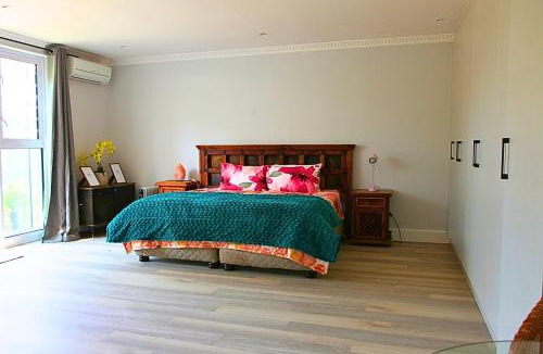 Alphen Apartment | The Oak Suite