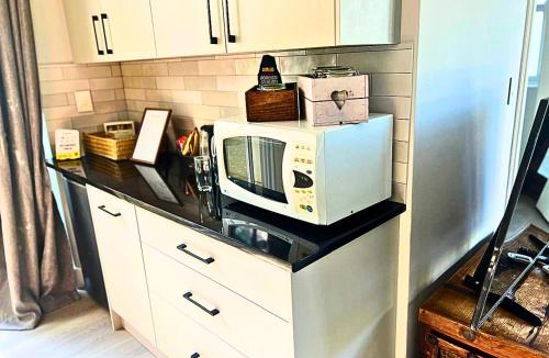 Alphen Apartment | The Oak Suite