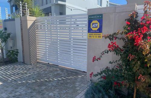 Flamingo Vlei Apartment | The Tableview Garden Room