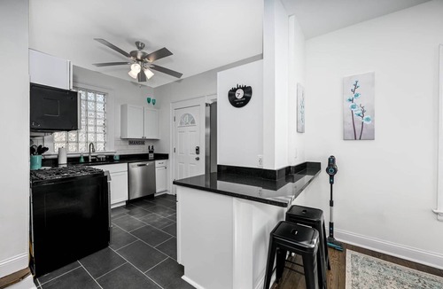 Cleveland House | The Turquoise Oasis: 6BR Sleeps 16 | Near Cleveland Clinic & CWRU
