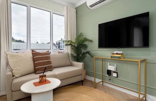 Flora Park Apartment | The Valour Charming Apartment | City and Hill Views