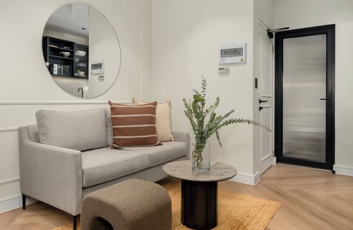 Flora Park Apartment | The Valour Designer Suite | De Waterkant