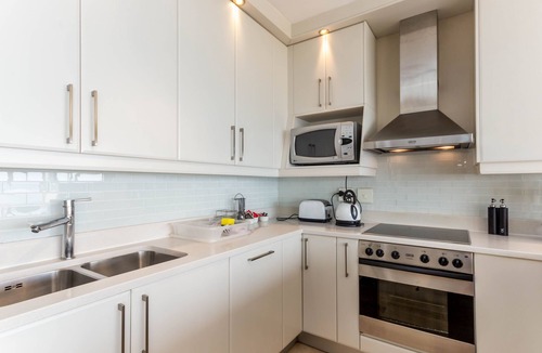 Mouille Point Apartment | Third floor sea facing 2 bedroom apartment with balcony