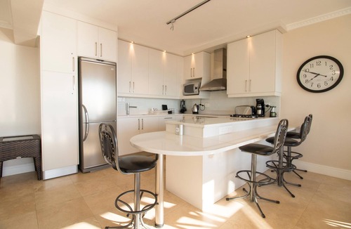Mouille Point Apartment | Third floor sea facing 2 bedroom apartment with balcony