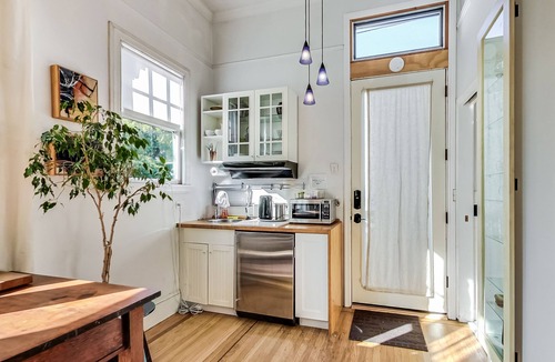 Mission District Apartment | This guest suite is a 0 bedroom(s), 1 bathrooms, located in San Francisco, CA.