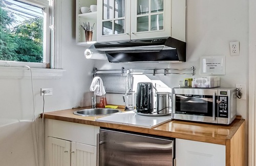 Mission District Apartment | This guest suite is a 0 bedroom(s), 1 bathrooms, located in San Francisco, CA.