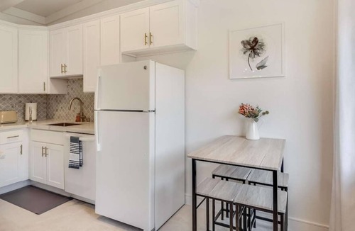 Shoreline West House | This house is a 1 bedroom(s), 1 bathrooms, located in Mountain View, CA.