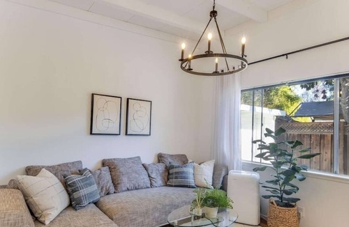 Shoreline West House | This house is a 1 bedroom(s), 1 bathrooms, located in Mountain View, CA.