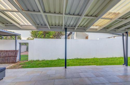 Kareeberg Apartment | Three Bedroom House Spacious and Comfortable