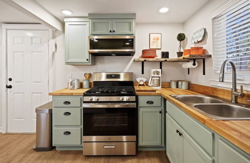 Larkspur House | Top 5% - Finnish Sauna - Near Old Mill - No Pets - Fully Remodeled - Quiet