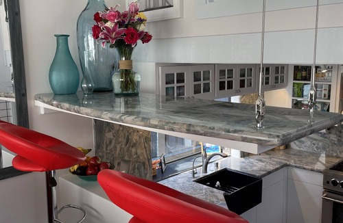 Marin City Boat Rental | "Top Choice Houseboat Rental," says Discover Sausalito. 2bd 2ba floating home.