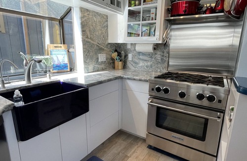Marin City Boat Rental | "Top Choice Houseboat Rental," says Discover Sausalito. 2bd 2ba floating home.