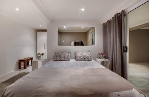 Old Place House | Top Decks Knysna S/C - Lovely Ocean Views!