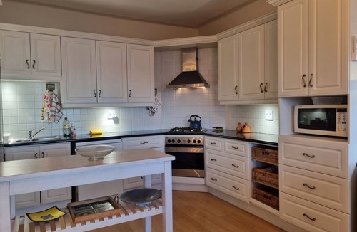 Strand Apartment | 'Top Flat' @ 121 Beach - 3 Bedroom with Built in Veranda and Easy Beach Access