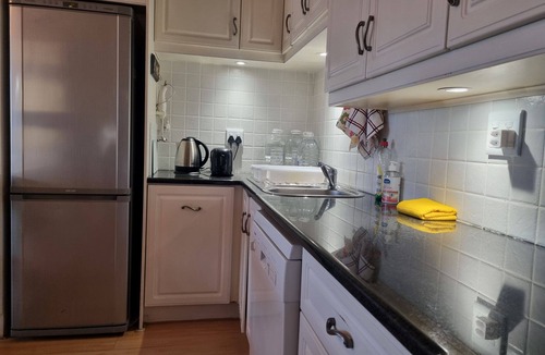 Strand Apartment | 'Top Flat' @ 121 Beach - 3 Bedroom with Built in Veranda and Easy Beach Access
