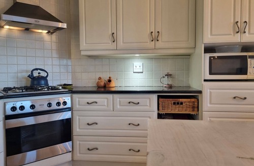 Strand Apartment | 'Top Flat' @ 121 Beach - 3 Bedroom with Built in Veranda and Easy Beach Access
