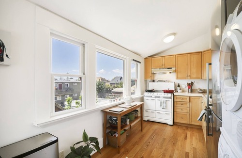 Emeryville Apartment | Top floor duplex with garden-patio.