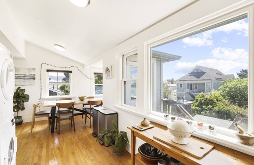 Emeryville Apartment | Top floor duplex with garden-patio.