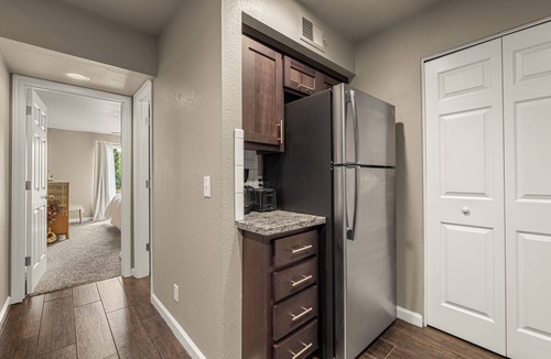 Folsom Apartment | Top Floor KING 2bd/2ba, Walk to Downtown & Trails + EV Charger, Relaxing Suite