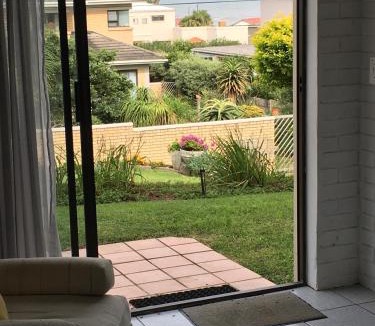 Kidd's Beach Apartment | Tranquil and Spacious Flat and Sound of the Ocean