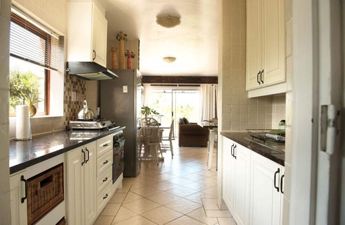 Paradise Beach House | TRANQUIL BEACH SETTING CLOSE TO WORLD FAMOUS SURFING VENUES AND AIRPORT