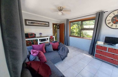 Kuils River Apartment | Tranquil Escape 1 Bedroom in Kuils River with WiFi & parking, 23km from Airport