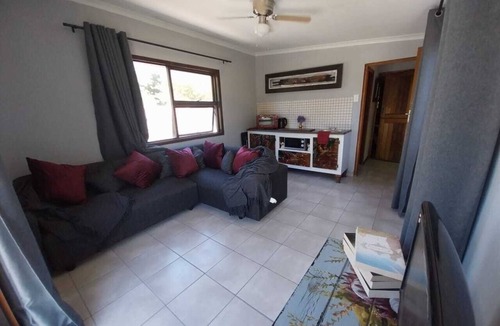 Kuils River Apartment | Tranquil Escape 1 Bedroom in Kuils River with WiFi & parking, 23km from Airport