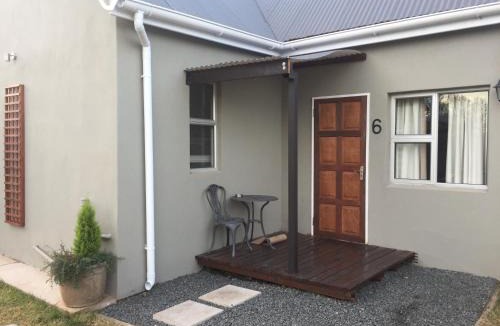 Komani Bed & Breakfast | Tranquil House B&B @ 1 College Ave