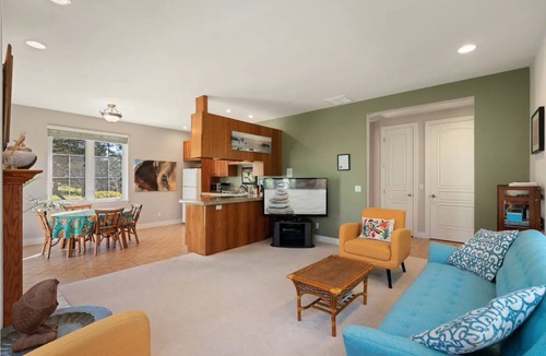 Napa House | Tranquil Italian Villa Cottage Near Wineries with hot tub and pool!
