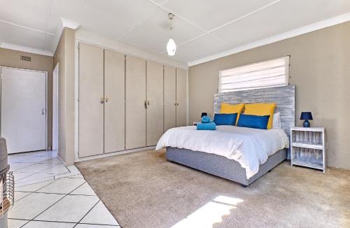 Germiston Apartment | Tranquil, large 1 bedroom garden cottage, 12 mins from OR Tambo International with backup water