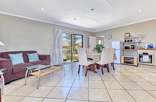 Germiston Apartment | Tranquil, large 1 bedroom garden cottage, 12 mins from OR Tambo International with backup water