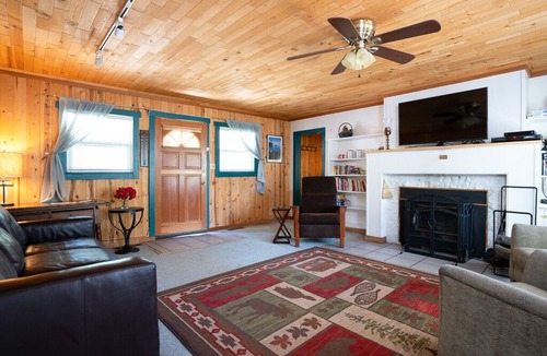 Brockway House | Tranquil Tahoe Retreat with WiFi, easy walk to beach