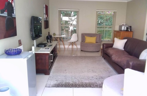 Lakeside House | Tranquil Tokai.Close to Constantia Wine Route Muizenberg beach. Tokai Forest.