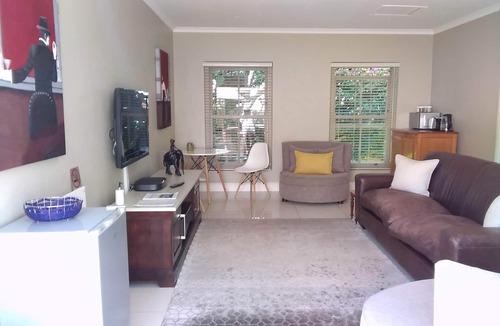 Lakeside House | Tranquil Tokai.Close to Constantia Wine Route Muizenberg beach. Tokai Forest.