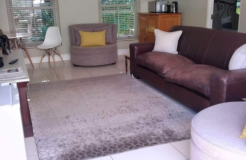 Lakeside House | Tranquil Tokai.Close to Constantia Wine Route Muizenberg beach. Tokai Forest.