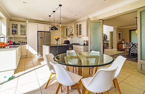 Raithby House | Traumhafter Blick auf die Bucht in Exklusivem Sicherheits-estate Bel'aire