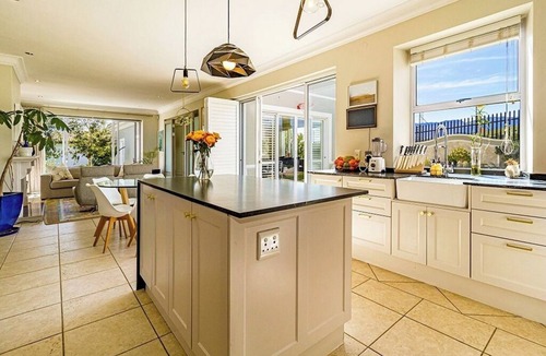 Raithby House | Traumhafter Blick auf die Bucht in Exklusivem Sicherheits-estate Bel'aire