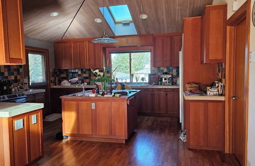 Manchester House | Tree Top Retreat I Cedar Hottub I Garden I Beach Access