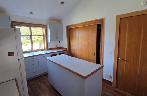 Manchester House | Tree Top Retreat I Cedar Hottub I Garden I Beach Access