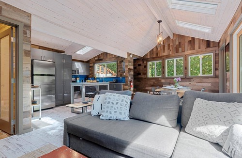 Guerneville Cabin | Treetop Cabin at the Russian River! Hot Tub~Pups OK~Sydney's Retreat