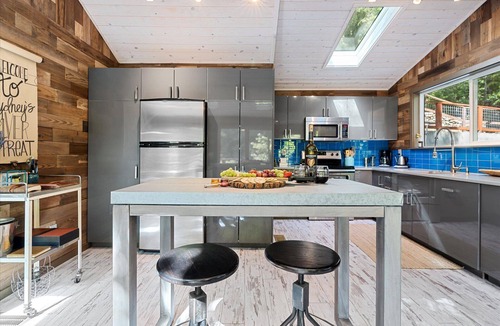 Guerneville Cabin | Treetop Cabin at the Russian River! Hot Tub~Pups OK~Sydney's Retreat