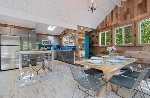 Guerneville Cabin | Treetop Cabin! Russian River! Hot Tub~Pups OK~Sydney's Retreat