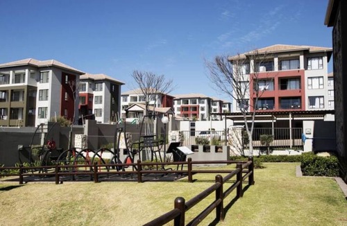 Lone Hill Apartment | Trendy 1 Bed Apartment - Secure and Private