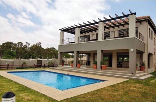 Lone Hill Apartment | Trendy 1 Bed Apartment - Secure and Private