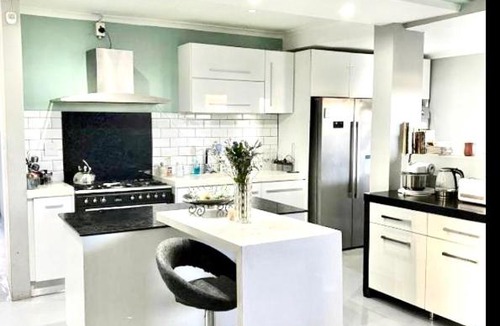 Cape Town House | Trendy spacious house with continuous wifi even during load shedding within Century City area