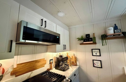 Guerneville Cabin | True Love | Hot Tub, Extended Stay, Fast Wifi