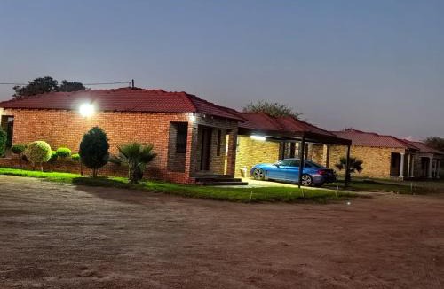 Moses Kotane Cabin | Tsekida Guest Lodge